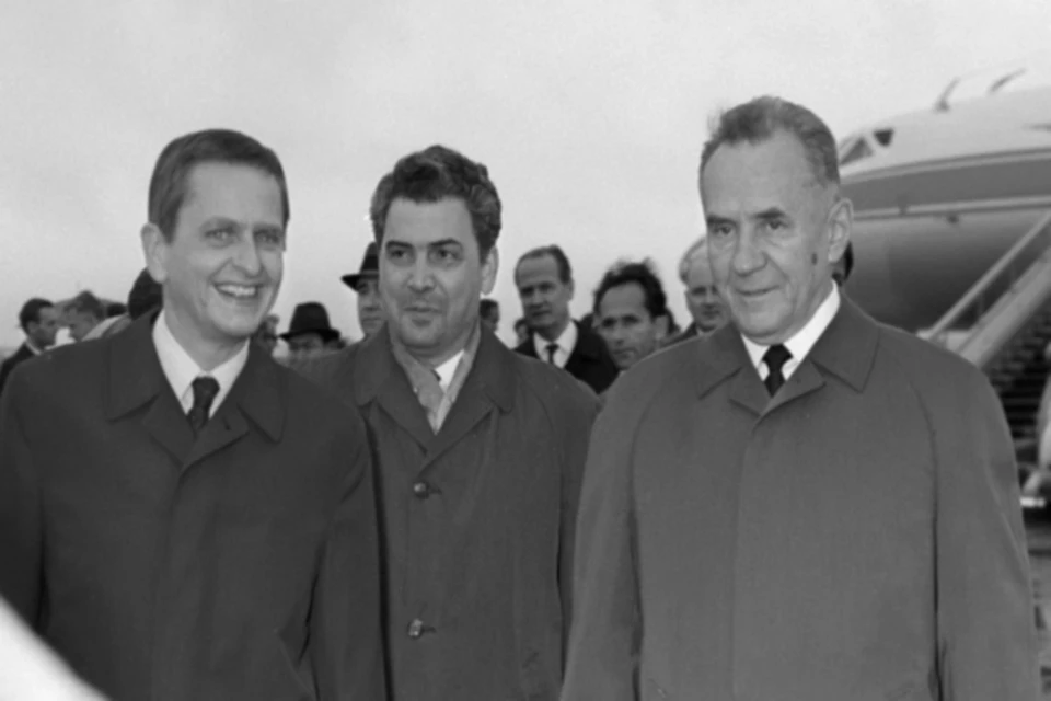 Премьер-министр Швеции Улоф Пальме (слева) и Председатель Совета Министров СССР Алексей Николаевич Косыгин (справа) на Внуковском аэродроме.