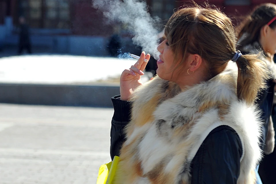 Рф сообщили о том что. Курить на улице. Курящие на улице. Курящие люди на улице. Женщина с сигаретой на улице.