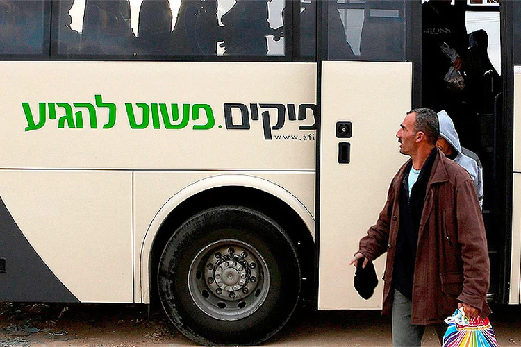 В Израиле появились автобусы, которые перевозят палестинцев и евреев раздельно