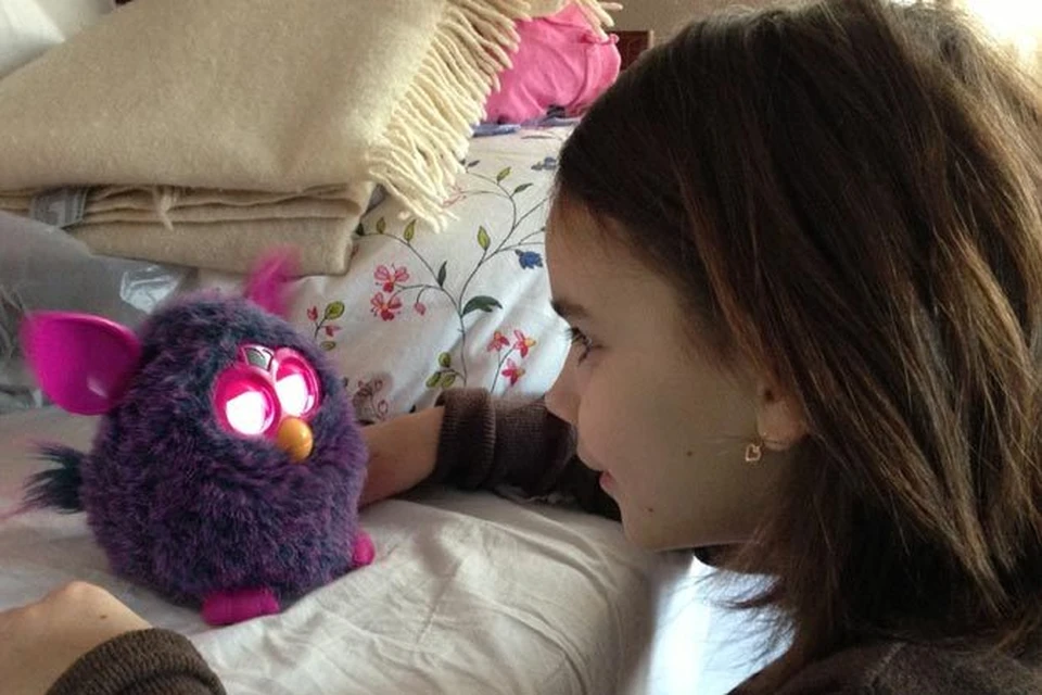 Furby и Машка - вместе пели, вместе ели