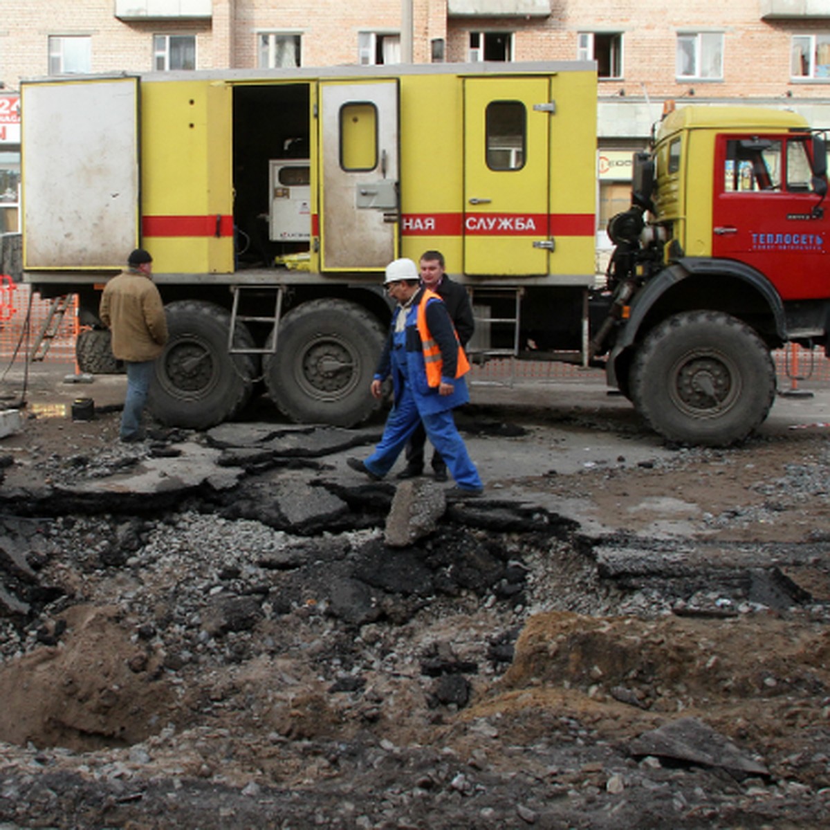 Аварийные бригады обязаны приезжать по первому звонку, и доплачивать за  срочность им не нужно - KP.RU