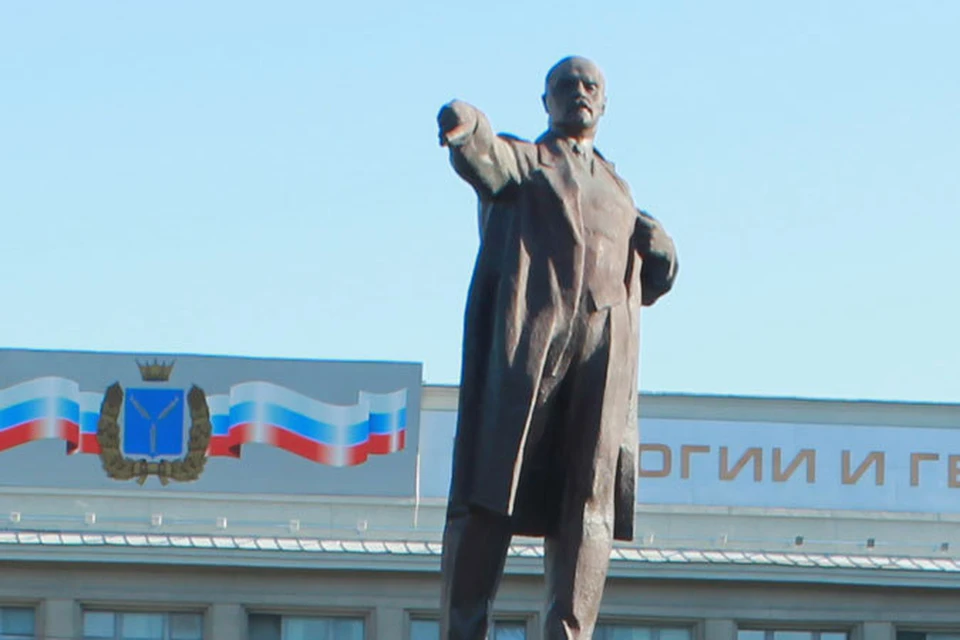 И летом и зимой бронзовый Ленин следит за происходящим на главной площади города.
