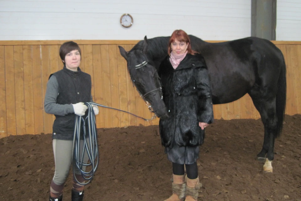Одна из победительниц чемпионата Екатерина Яшина с тренером Ольгой Кисляковой и лошадью Бон Вояж