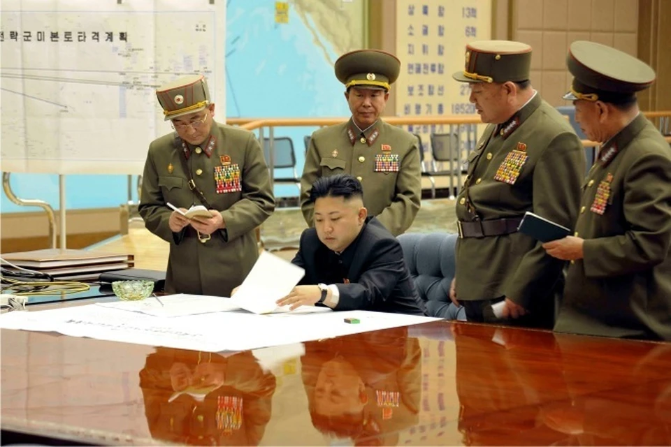 Лидер КНДР Ким Чен Ын проводит военное совещание с командирами своей армии