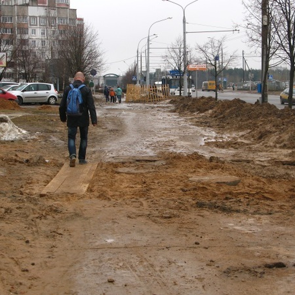 Тротуары по улице Горецкого в Минске превратили в полосу препятствий - KP.RU