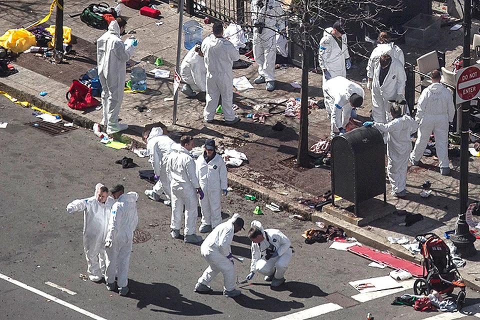 Сотрудники спецслужб работают на месте теракта в Бостоне.