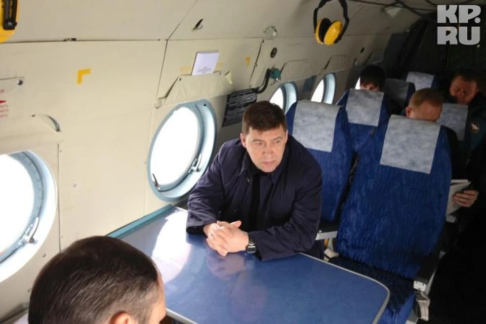 В июне прошлого года губернатор Свердловской области Евгений Куйвашев лично поднимался в небо над уральской тайгой, чтобы искать самолет.