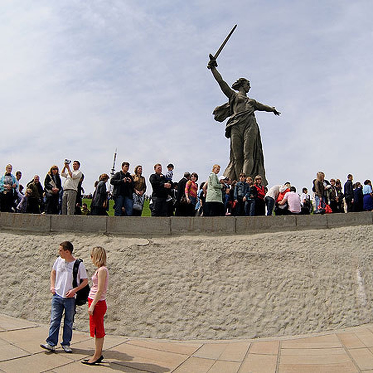 Как отметим День Победы в Волгограде: парад, салют, ретро футбол и  автомобили, концерт и фестиваль фейерверков - KP.RU