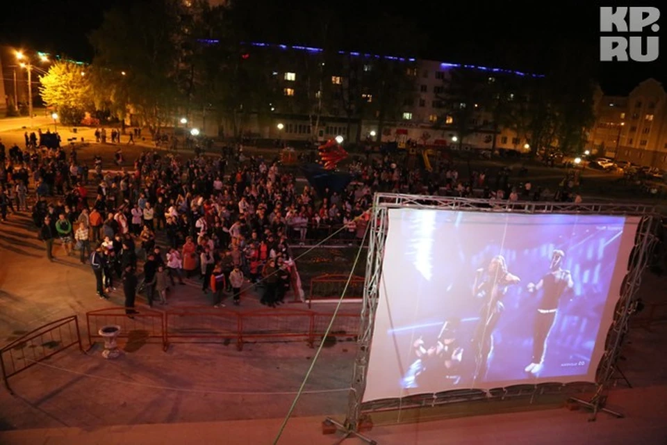 Несколько сотен горожан собрались на центральной площади Зеленодольска поболеть за Дину