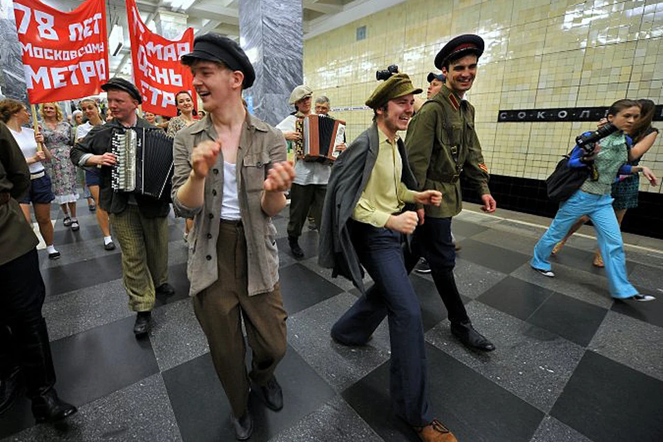 Праздничную дату московский метрополитен отметил перфомансом