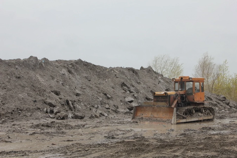 Чиновники сдержали слово - кучу снега и грязи сейчас (данные на 23 мая) разгребает бульдозер.