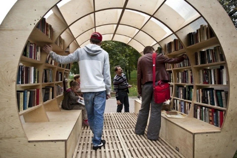 Библиотека открывалась в восемь. Уличная библиотека. Библиотека на улице. Уличная библиотека в парке. Библиотека в парках.