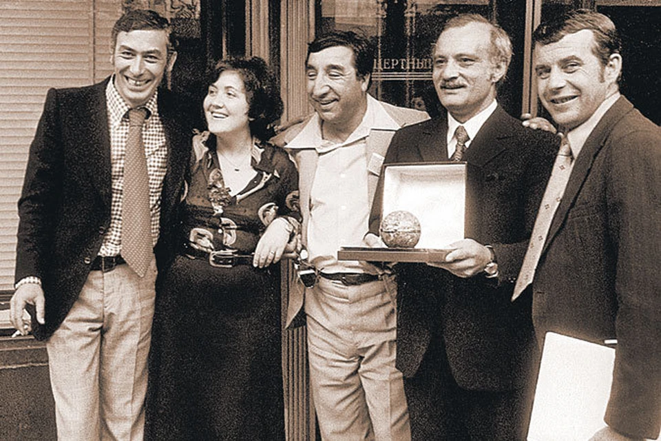 «Как молоды мы были...» - (слева направо) Вахтанг Кикабидзе, Фрунзик Мкртчян, Георгий Данелия и Резо Габриадзе для Виктории Самойловны просто любимые друзья.