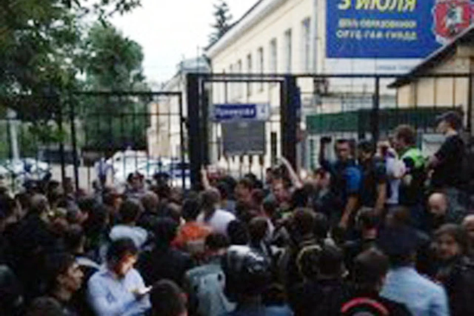 Буквально за пару часов к отделению ГИБДД, куда отвезли кавказцев и девушек, подъехали более 300 байкеров