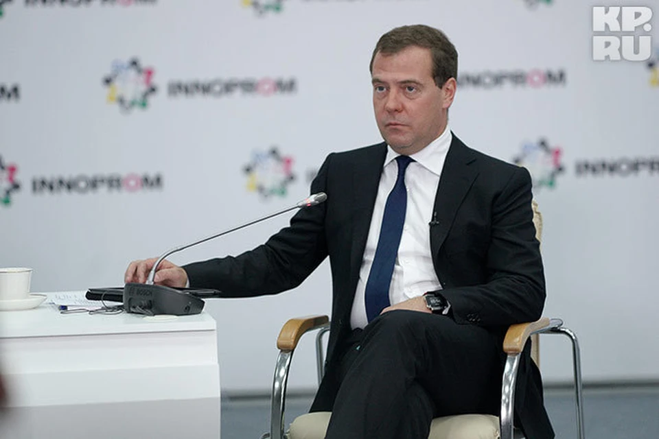 Во второй половине дня в Екатеринбург прилетел премьер-министр России Дмитрий Медведев.