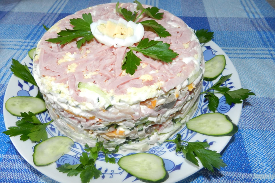 Пикантный салат с шампиньонами, ветчиной, сыром и кукурузой