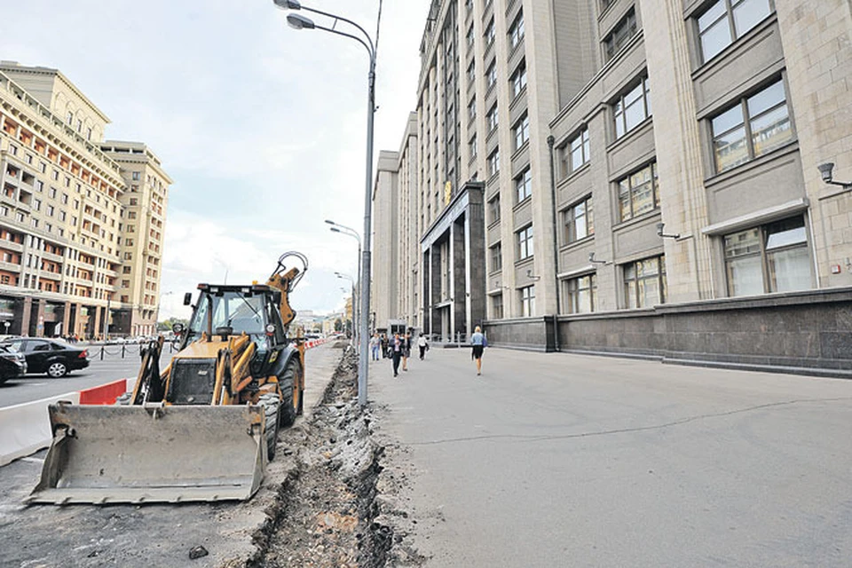 Между тротуаром и проезжей частью у Госдумы уже вырыто основание для нового забора.