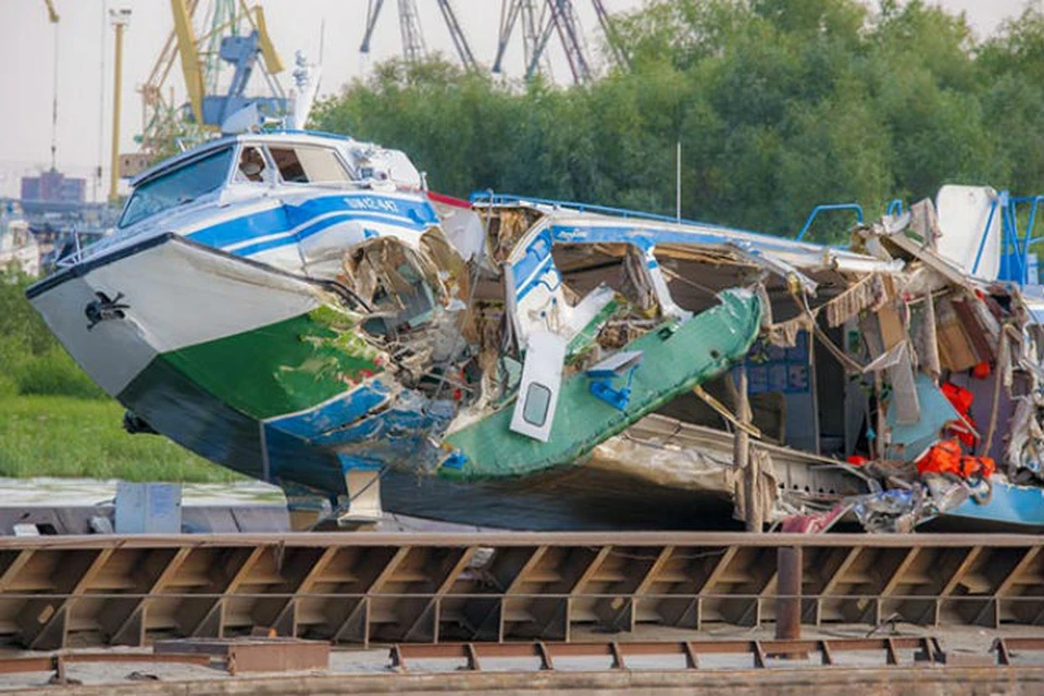 Катастрофа могла случиться из-за того, что рулевой отвлекся от управления судном