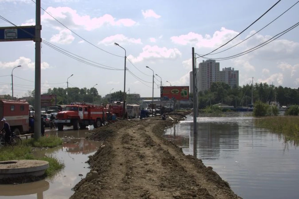 Улица Пионерская, район остановки "Академия правосудия" - пожарные перекачивают воду с магистрали в Амур