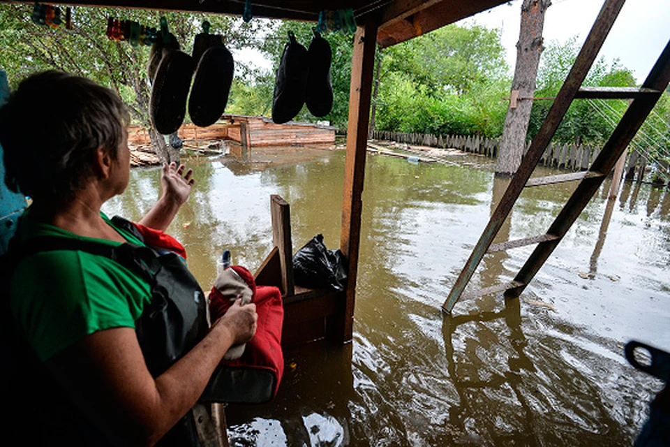 Наводнение на Дальнем Востоке:  В Хабаровске зеки спасают свои колонии, а горожане строят дамбы
