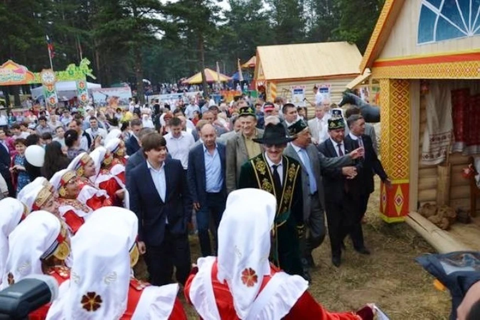 На Сабантуе в Питере Михаил Боярский отведал татарских блюд от Альметьевского райпо.