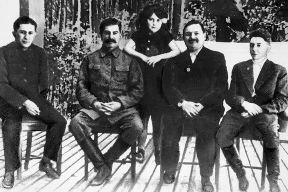 1938 год, слева направо: Яков Сталин, Иосиф Сталин, Светлана Аллилуева, Андрей Жданов, Василий Сталин.