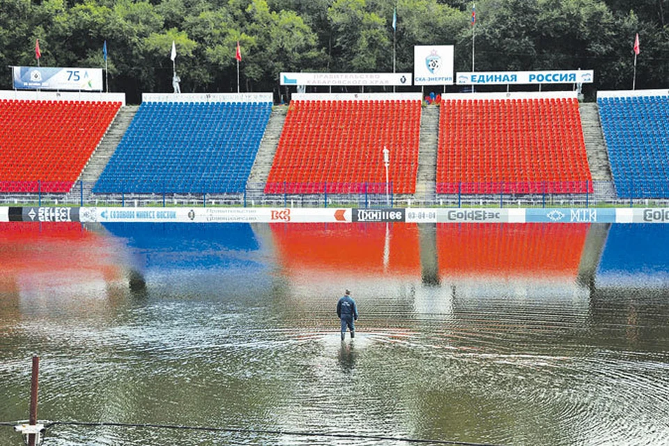 Футбола не будет: главный хабаровский стадион превратился в площадку для водного поло. Матчи местной «СКА-Энергии» пришлось переносить.