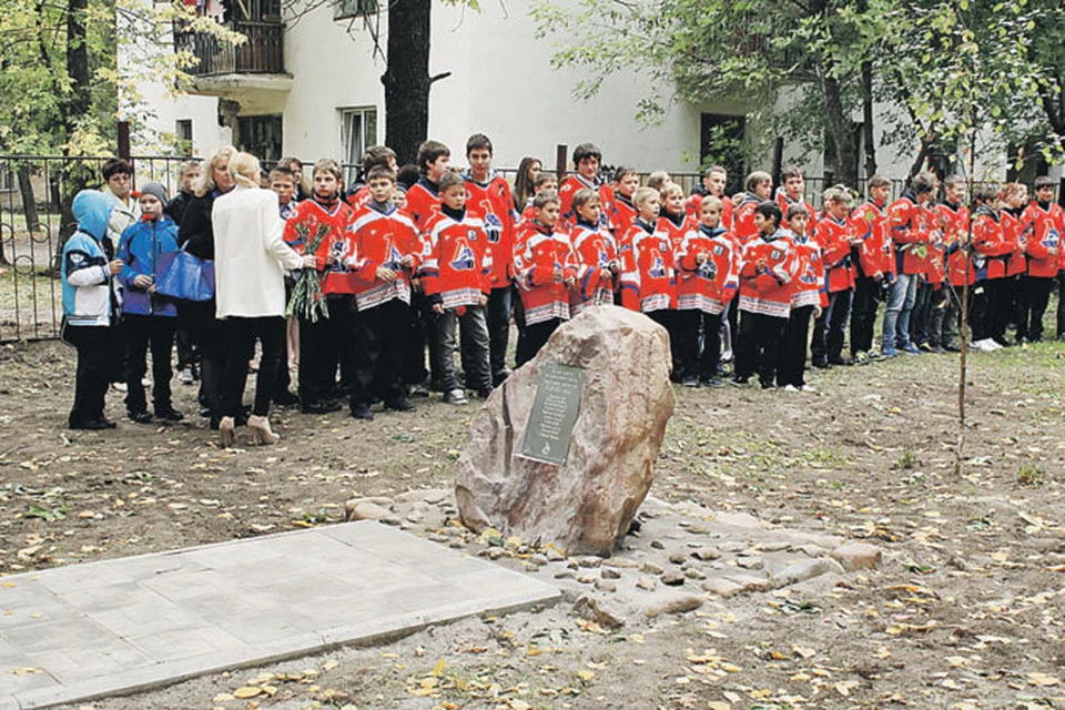 Школьная линейка у памятного камня, на котором выбиты имена погибших  учеников-хоккеистов.