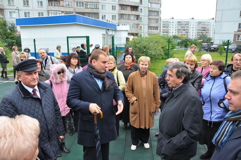Мэр Владимир Городецкий посетил благоустроенный двор.
