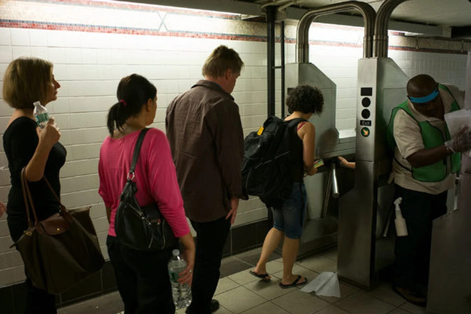 Ежегодно MTA планирует перестраивать до 10 станционных вестибюлей, внося в них первоочередные изменения по ускорению потока.