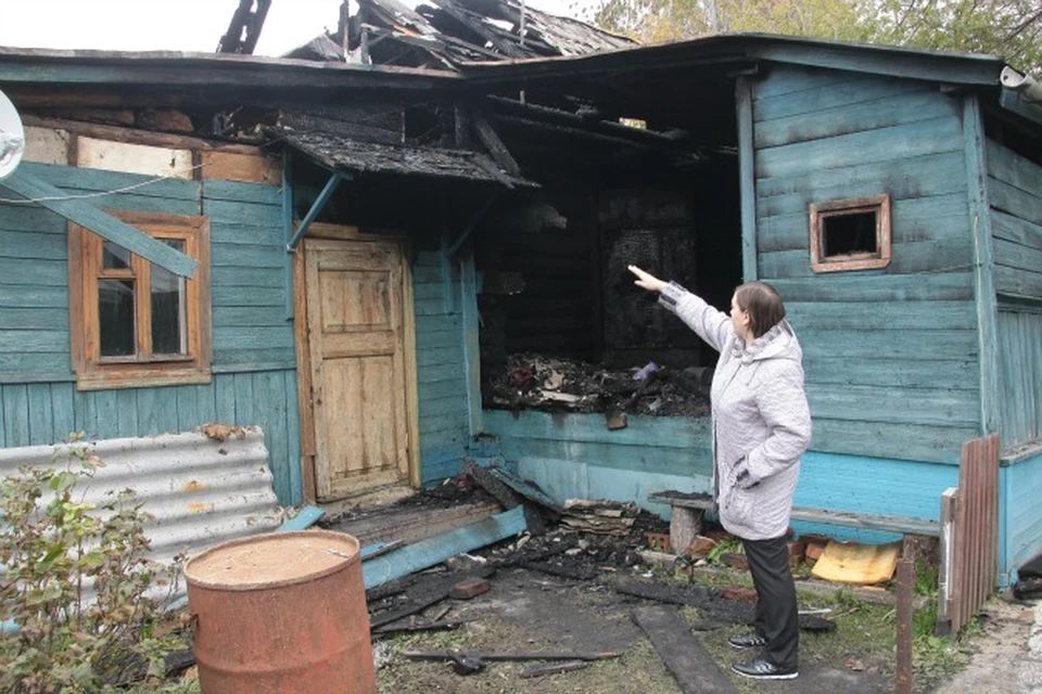 Жительница сгоревшего дома на улице Чернышевского показывает последствия поджога