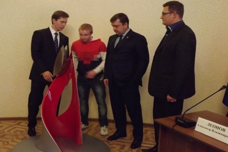 Губернатору Андрею Шевелеву (в центре) рассказали и показали, как работает чаша