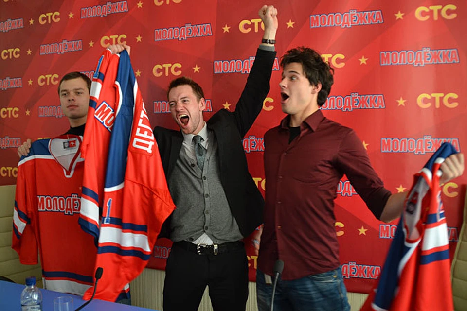 - Хоккей - это жестко, но весело! (Слева - направо: Влад Канопка, Александр Соколовский и Иван Жвакин.)