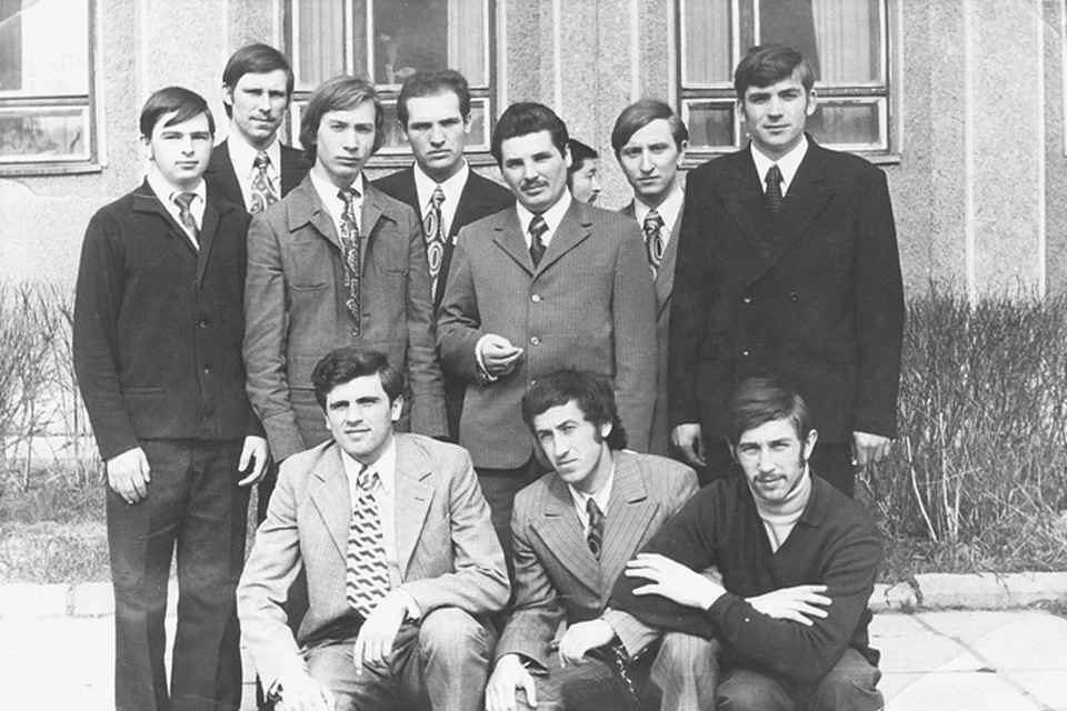 Студенты исторического факультета Могилевского пединститута (1971-1975 гг.). Будущий президент Александр Лукашенко стоит в центре (четвертый слева).
