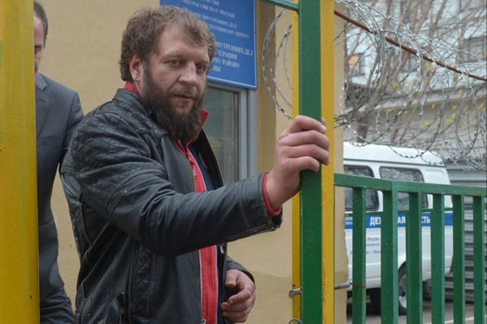 Александр Емельяненко и пенсионер, с которым у него возник конфликт в одном из столичных ресторанов, помирились.
