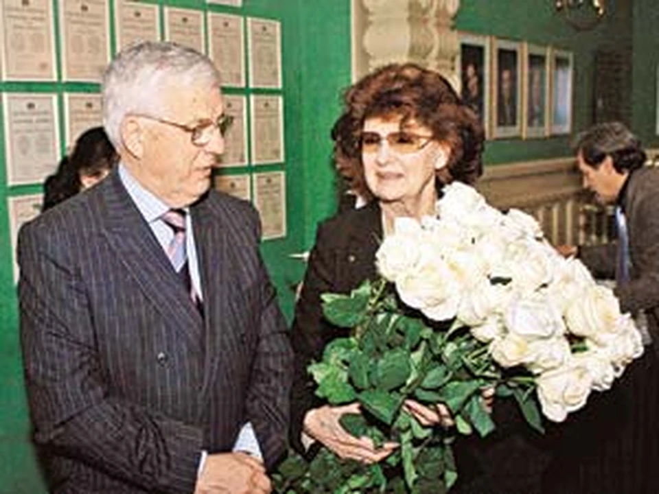После концерта все розы - любимой! Счастливый брак Маэстро со Светланой Епифановой (она родом из Одессы) длится уже много лет.