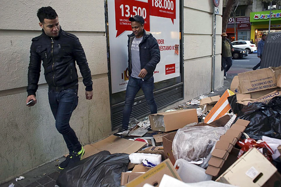 Некоторые улицы испанской столицы завалены кучами мусора