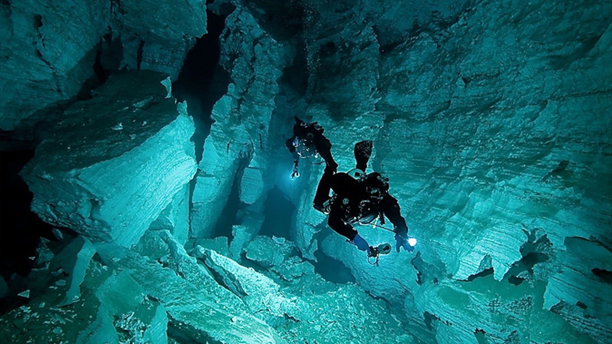 Вертикальная пещера затоплена водой можно найти уровень. Ординская пещера Пермский край. Ординская пещера грот ледяной дворец. Ординская пещера грот Кристальный. Ординская пещера, Западный Урал.