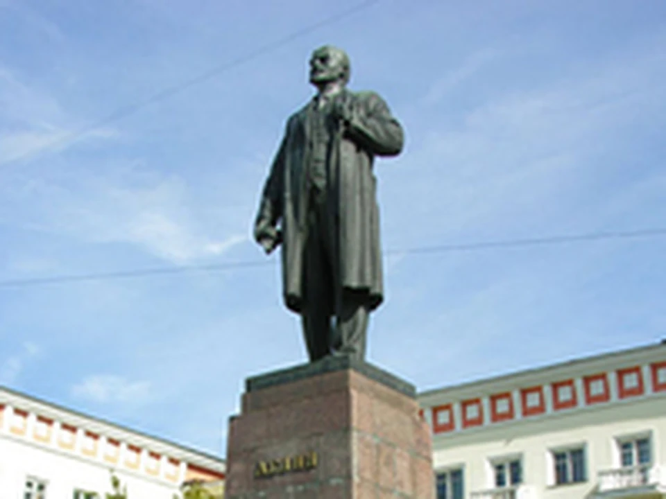 Ленин мурманск. Памятник Ленину в Мурманске. Мурманск памятник Ленину СССР. Мурманск памятник Ленину фото. Ленин Мурманск площадь Ленина.