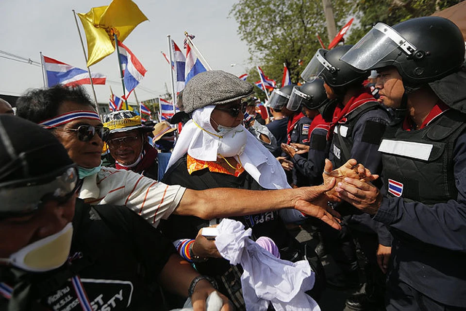 Во вторник в Бангкоке, где уже несколько дней антиправительственные демонстранты жестоко бьются с полицией, неожиданно настало перемирие