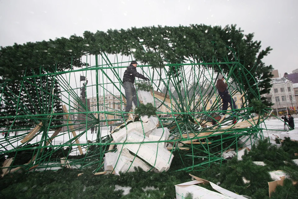 Во Владивостоке упал каркас главной елки