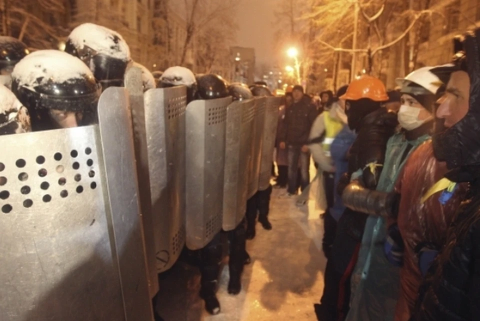 В то время как силовики постепенно разбирают баррикады, сооруженные в центре Киева, демонстранты пытаются продолжать пикеты
