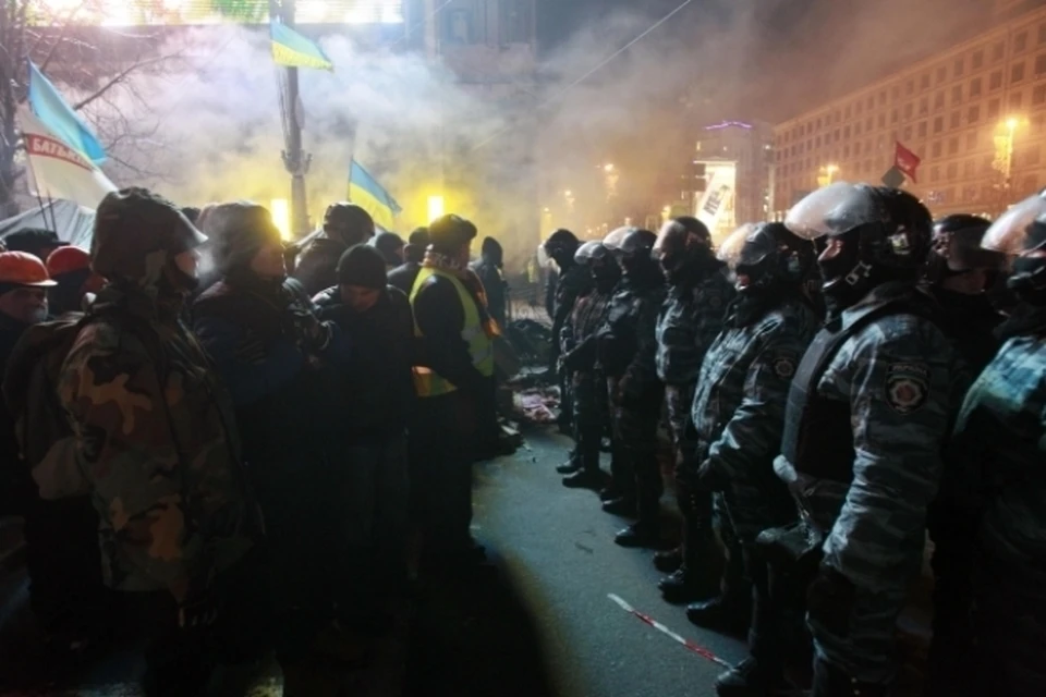 Спецназ снимает оцепление Майдана в центре Киева