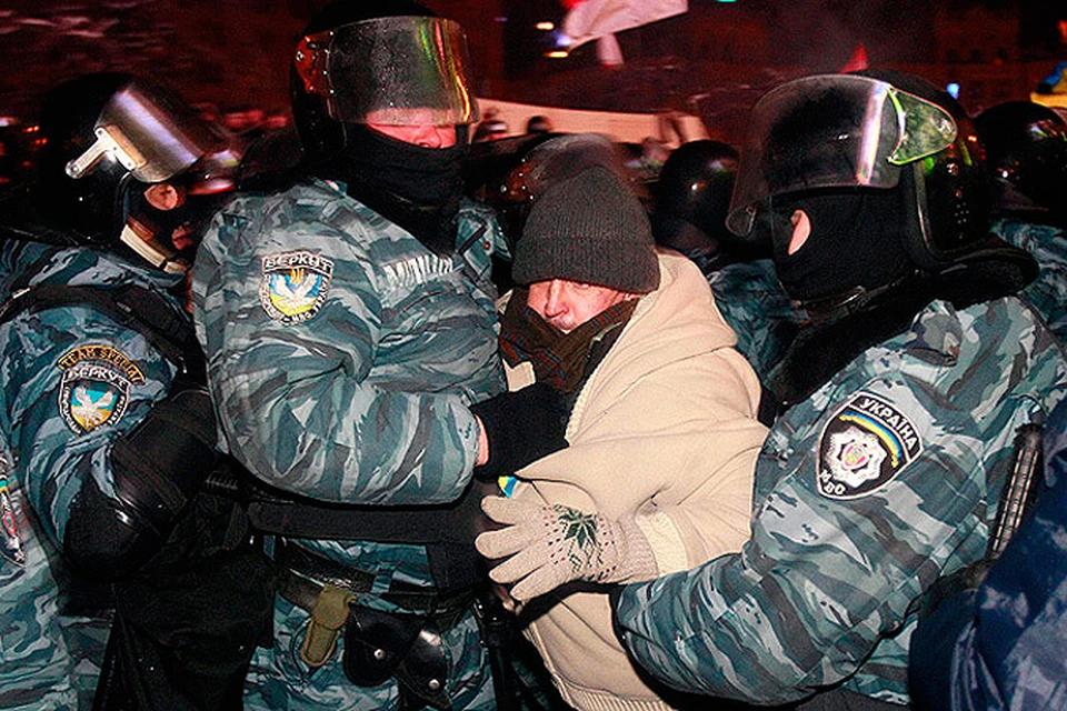 Ночь на 11 декабря: бойцы "Беркута" вытесняют оппозиционеров с главной площади Украины