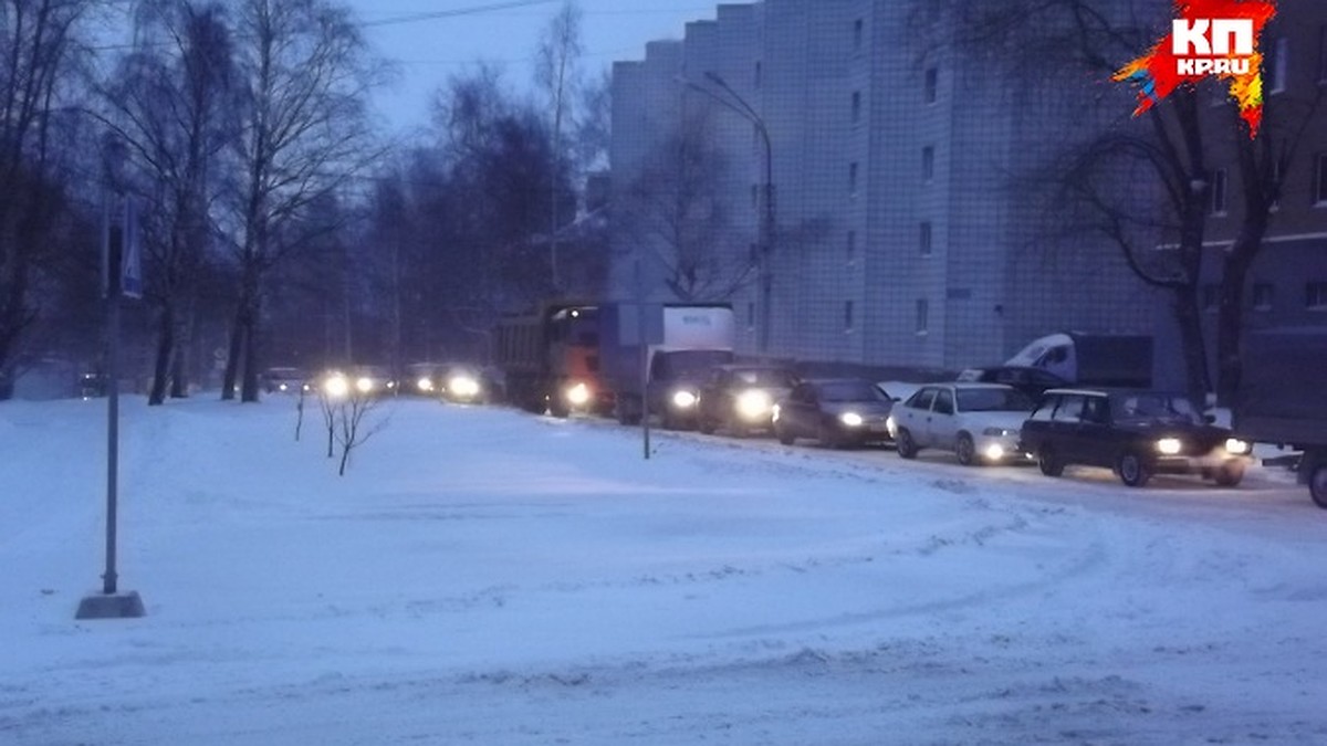 Сыктывкар заваливает снегом: автомобили в пробках, на дорогах аварии - KP.RU