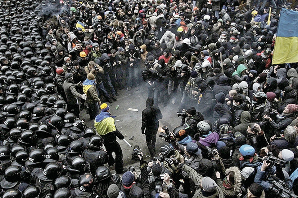 «Антимайдан» проходил всего в полукилометре от Майдана, а потому сторонам захотелось посмотреть друг на друга