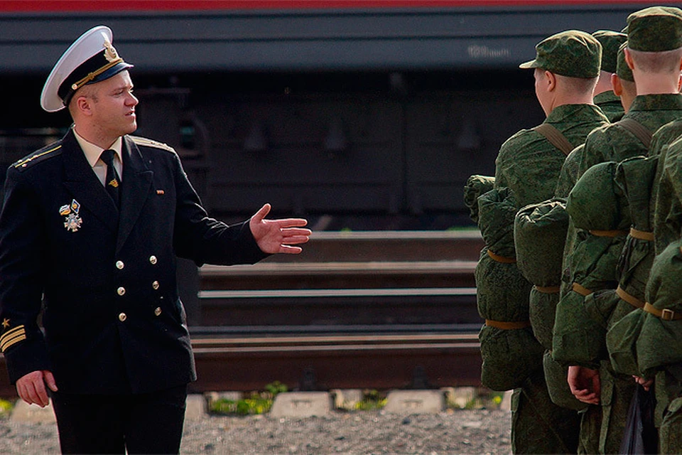 Учиться военному делу студенты будут на военных кафедрах вузов, в армейских учебных центрах, во время специальных сборов