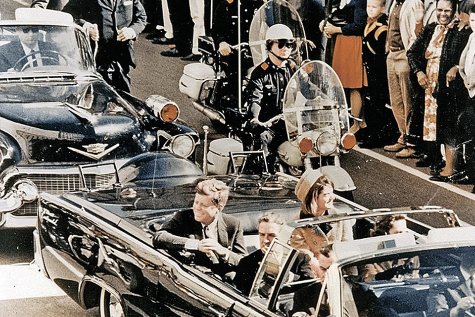 Живая мишень - президент. Через мгновение его сразят пули снайпера. Даллас, 22 ноября 1963 года.
