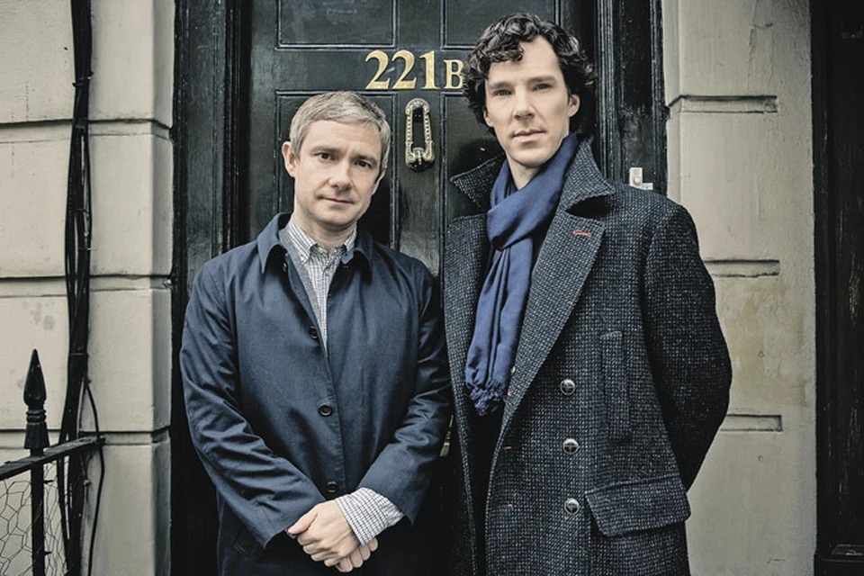 Доктор Уотсон (Мартин Фриман) и Шерлок Холмс (Бенедикт Камбербэтч) возвращаются.