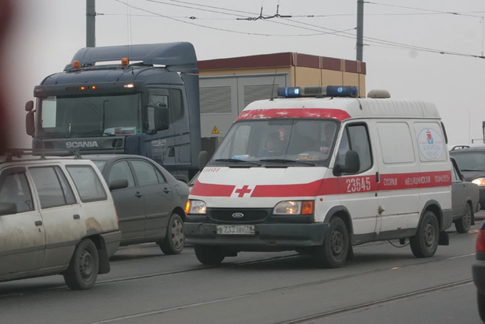 Раненого водителя увезли в реанимацию.